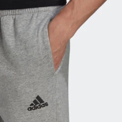 ADIDAS BROEK VOOR FITNESS EN SOFT TRAINING HEREN GRIJS 8 ADIDAS BROEK VOOR FITNESS EN SOFT TRAINING HEREN GRIJS -Adidas Verkoopwinkel broek voor fitness en soft training heren grijs 3